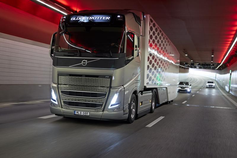 volvo-fh-i-save-in-tunnel