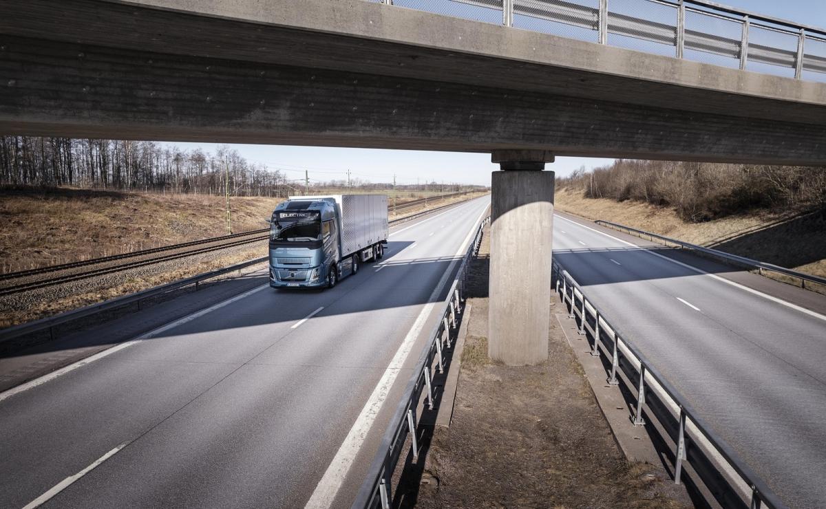 Volvo FH Aero Electric op de snelweg