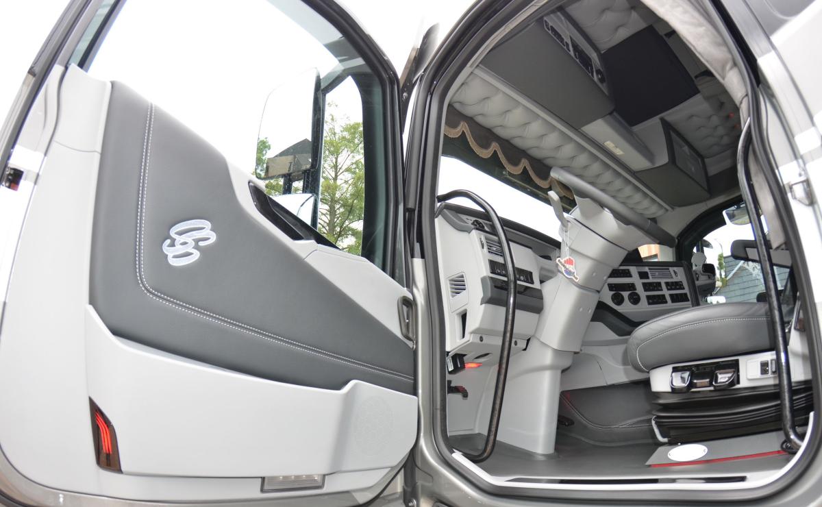 Transport Philippe Muysewinkel Volvo FH detail cabine