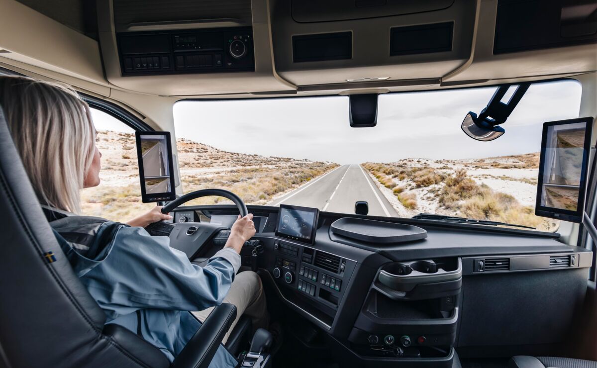 Chauffeur in Volvo-truck met CMS