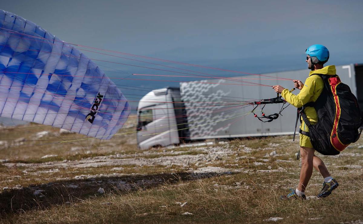 volvo-fh-paraglider-landing.jpg