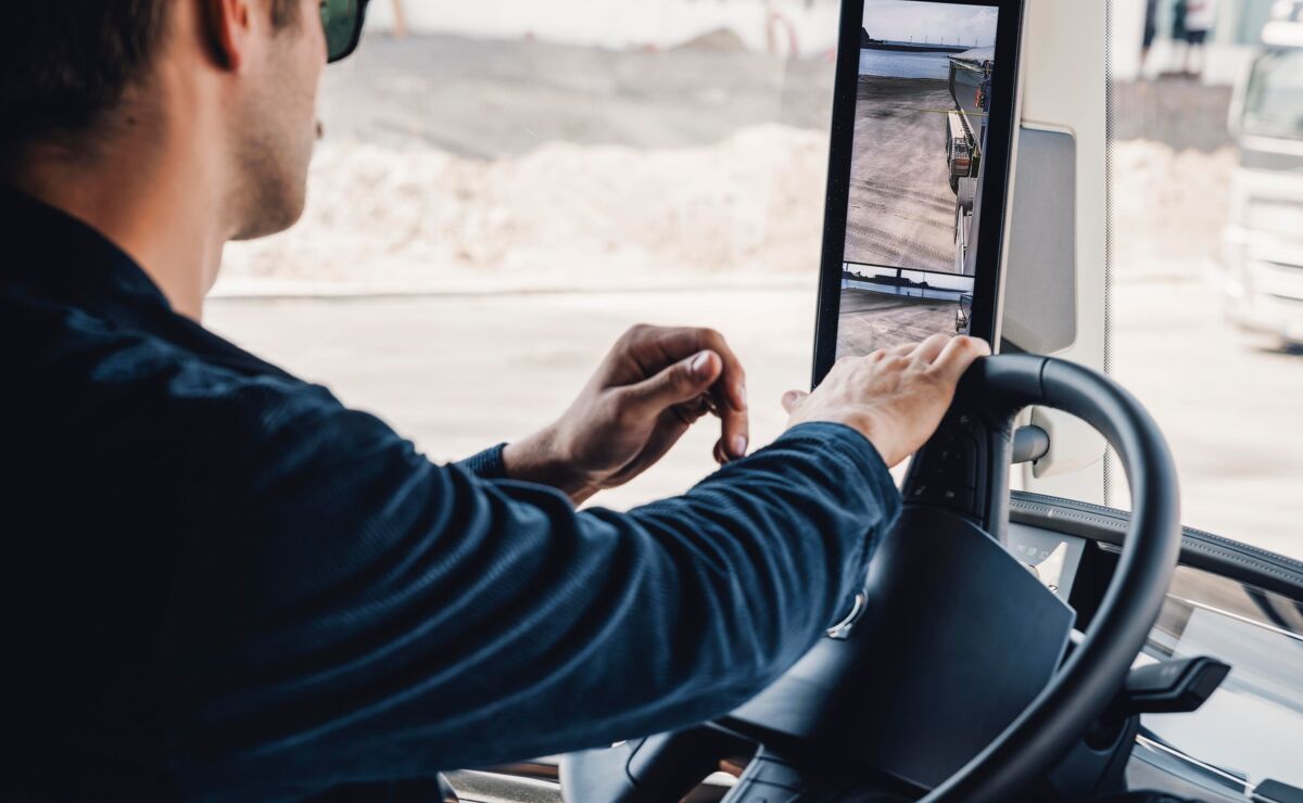 Chauffeur achter stuur van Volvo FH met Camera Monitor System