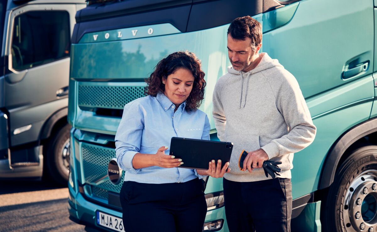 Volvo Trucks vertegenwoordiger en klant bij trucks