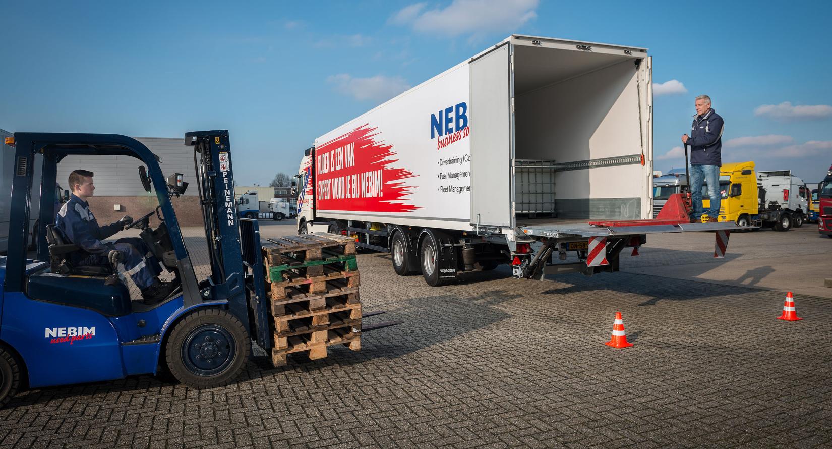Nebim-code-95-Trainingstruck-forkheftruck-laden-2 Nebim-code-95-Trainingstruck-forkheftruck-laden-2