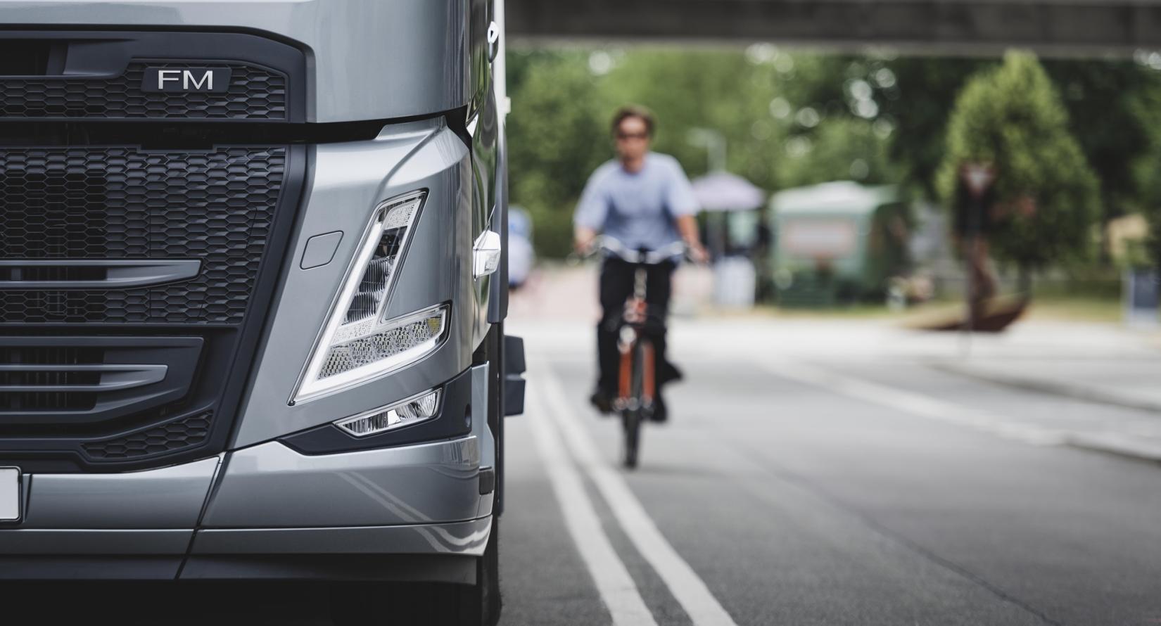 Volvo FM Electric met fietser