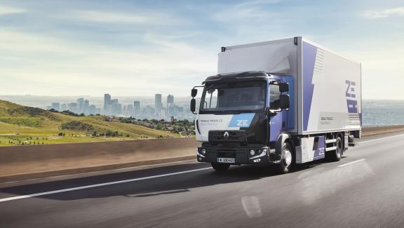 Nebim-Renault-trucks-d-ze-rijdend-over-snelweg