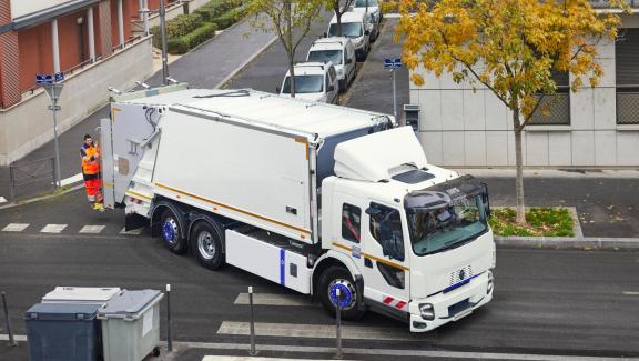 Nebim-Renault-trucks-d-wide-grijze-vrachtwagen-bij-zebrapad-2