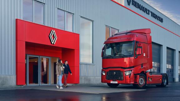 renault trucks t nieuw logo ingang garagejpg