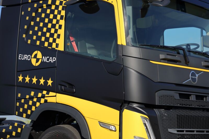 Volvo FM Euro NCAP-demotruck