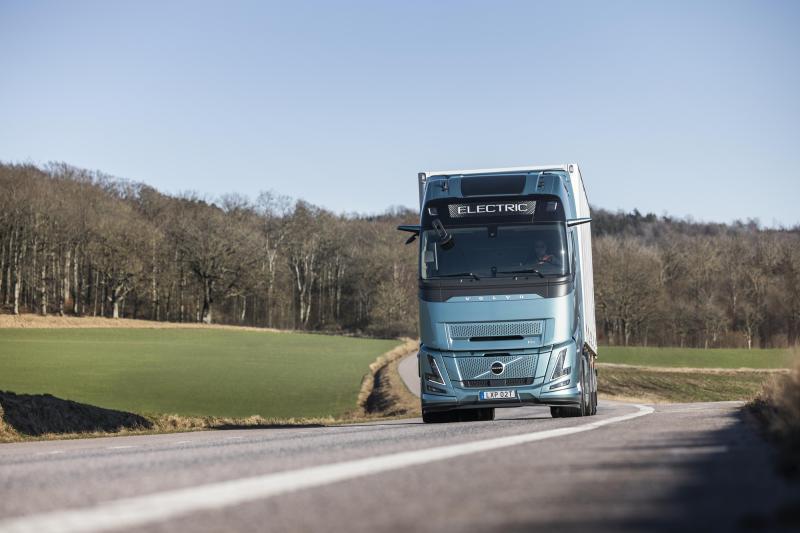 Volvo FH Aero Electric in landschap