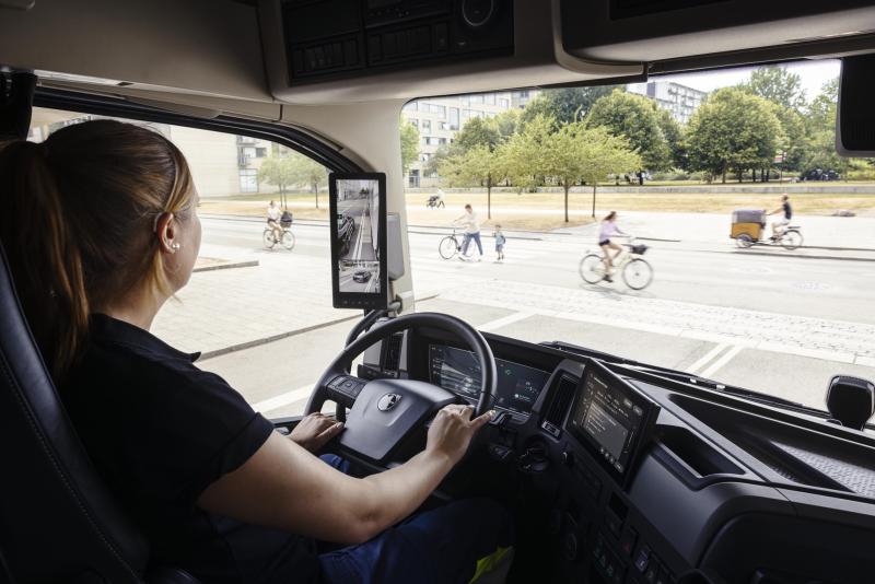 Chauffeur in Volvo FM in stedelijk gebied