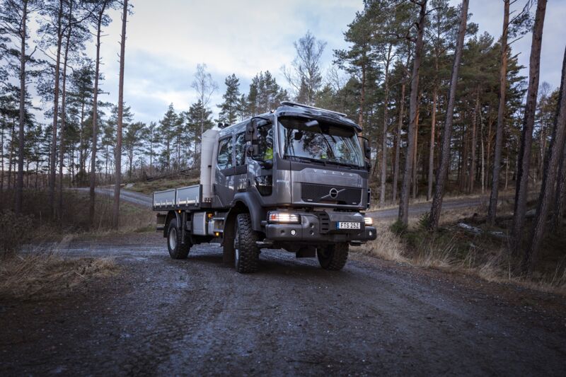 Volvo FL 4x4 front in het bos