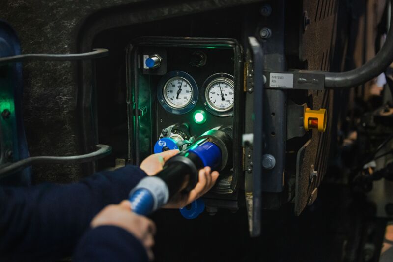 Volvo Trucks hydrogen-powered 5