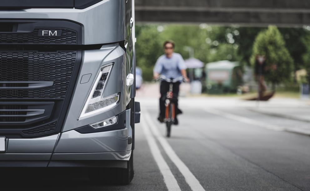 Volvo FM Electric met fietser