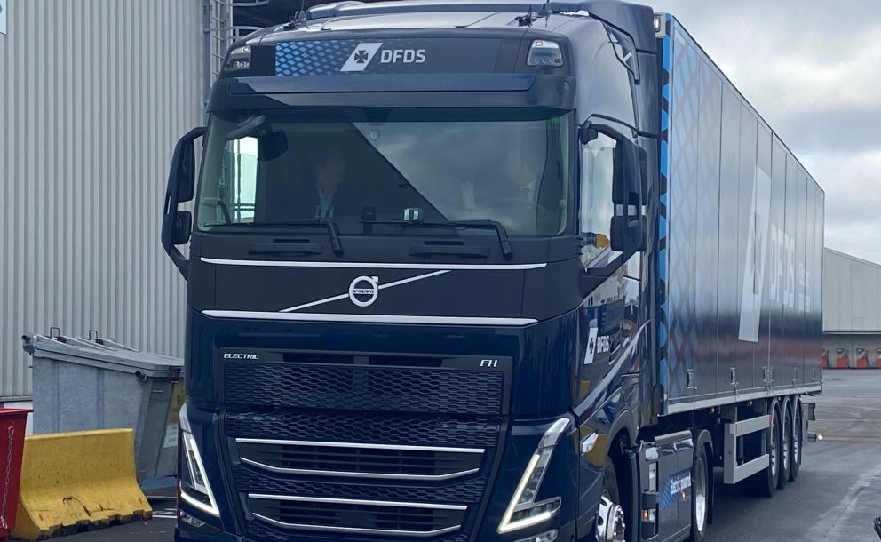 Nebim-eerste-belgische-volvo-fh-electric-geleverd-aan-dfds-002