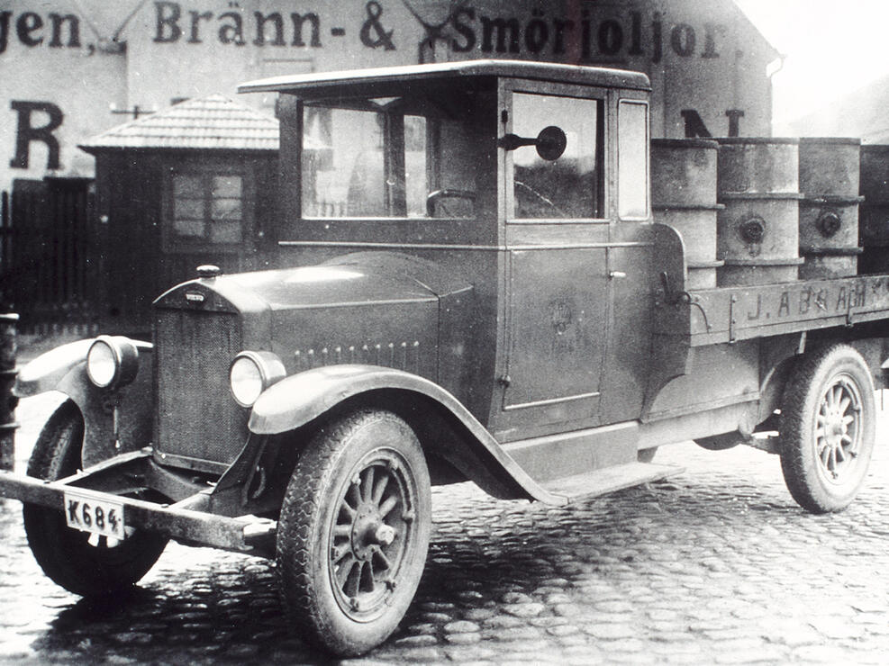 nebim-90-jaar-volvo-1200-2.jpg
