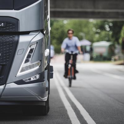 Volvo FM Electric met fietser